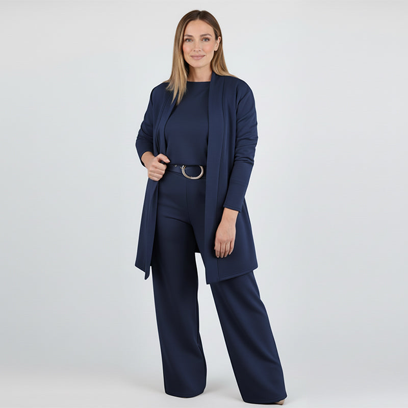 Elegante conjunto de 3 piezas compuesto por un cárdigan largo, un top y unos pantalones.