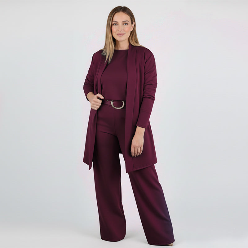 Elegante conjunto de 3 piezas compuesto por un cárdigan largo, un top y unos pantalones.