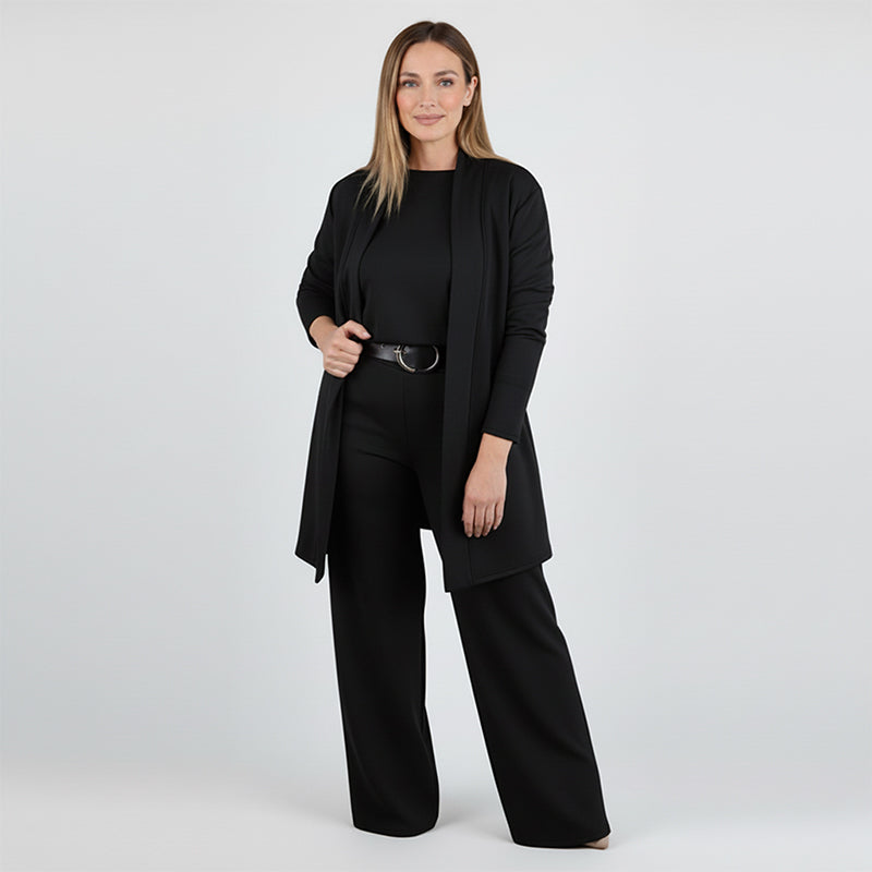 Elegante conjunto de 3 piezas compuesto por un cárdigan largo, un top y unos pantalones.