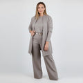Elegante conjunto de 3 piezas compuesto por un cárdigan largo, un top y unos pantalones.