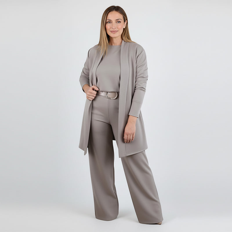 Elegante conjunto de 3 piezas compuesto por un cárdigan largo, un top y unos pantalones.
