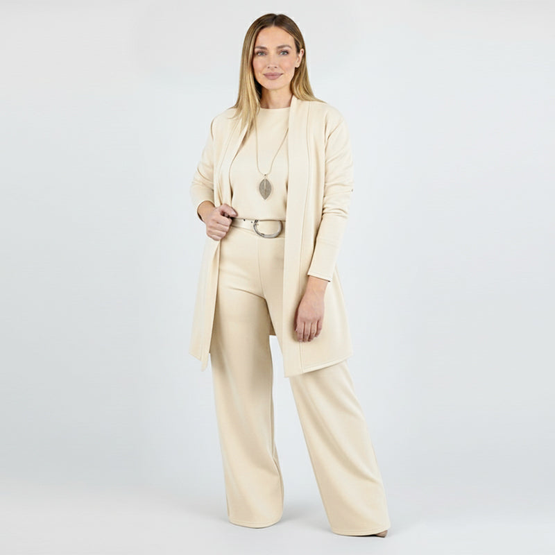Elegante conjunto de 3 piezas compuesto por un cárdigan largo, un top y unos pantalones.