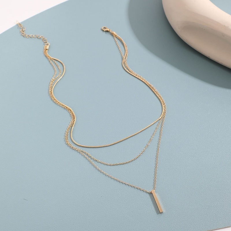 Elegante collar de varias vueltas con un delicado colgante