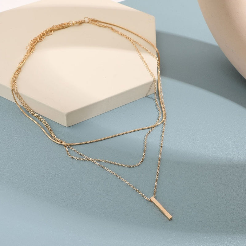 Elegante collar de varias vueltas con un delicado colgante