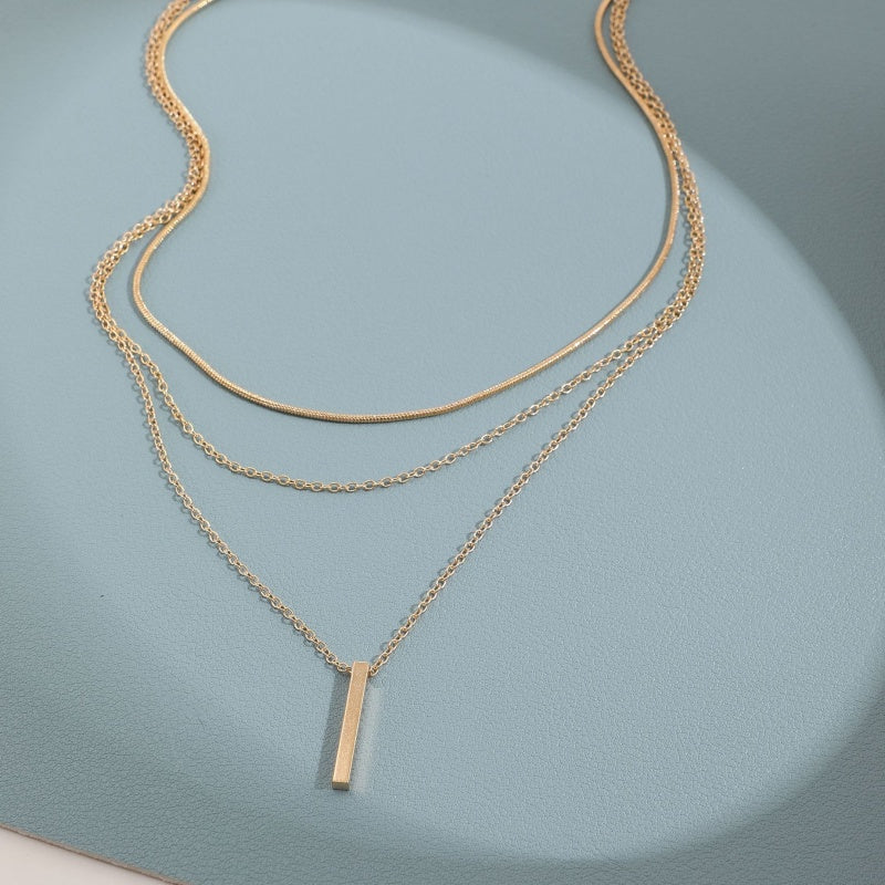 Elegante collar de varias vueltas con un delicado colgante